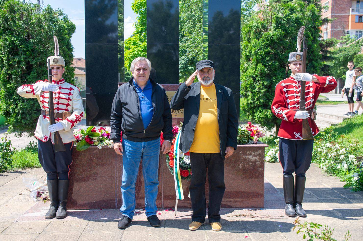 Кметът Иван Аспарухов (вторият отляво надясно)